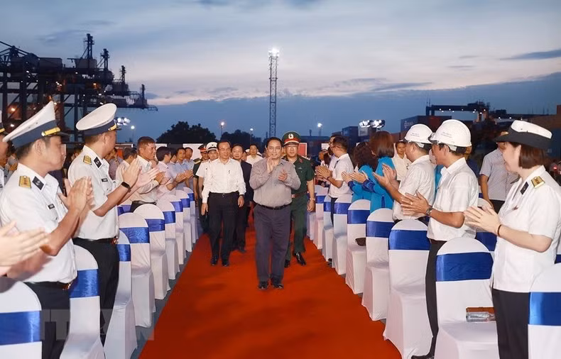 El primer ministro de Vietnam, Pham Minh Chinh asiste a una ceremonia de iniciar primeras actividades de exportación en el año nuevo lunar 2023 en la Empresa Tan Cang Sai Gon. (Fotografía: VNA)