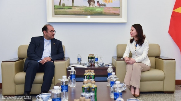 La viceministra de Relaciones Exteriores de Vietnam Nguyen Minh Hang recibe a miembros del Grupo Parlamentario de Amistad Irán-Vietnam. 
