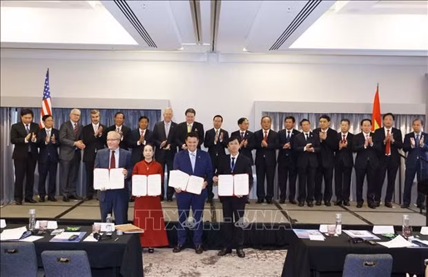 Entrega de acuerdos de cooperación entre ministerios, agencias y localidades de los dos países. (Foto: VNA) Entrega de acuerdos de cooperación entre ministerios, agencias y localidades de los dos países. (Foto: VNA)