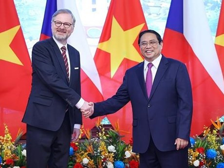 El primer ministro de Vietnam, Pham Minh Chinh, preside el acto de recibimiento a su par checo, Petr Fiala (Foto:VNA)