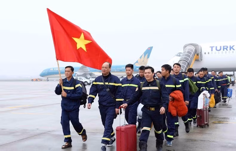 Equipo de búsqueda y rescate del Ministerio de Seguridad Pública de Vietnam vuele al país después de cumplir misión en Turquía.