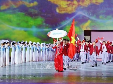El mejor nadador de Vietnam, Nguyen Huy Hoang, es elegido por muchas veces para sostener la bandera nacional vietnamita en la ceremonia de apertura de los SEA Games. (Fuente: VNA)