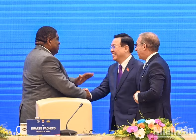 El presidente de la ANV, Vuong Dinh Hue; el presidente y el secretario general de la Unión Interparlamentaria, Duarte Pacheco y Martin Chungong, respectivamente.