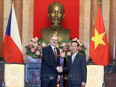 El presidente vietnamita, Vo Van Thuong, recibió en Hanói al primer ministro checo, Petr Fiala (Fuente: VNA)