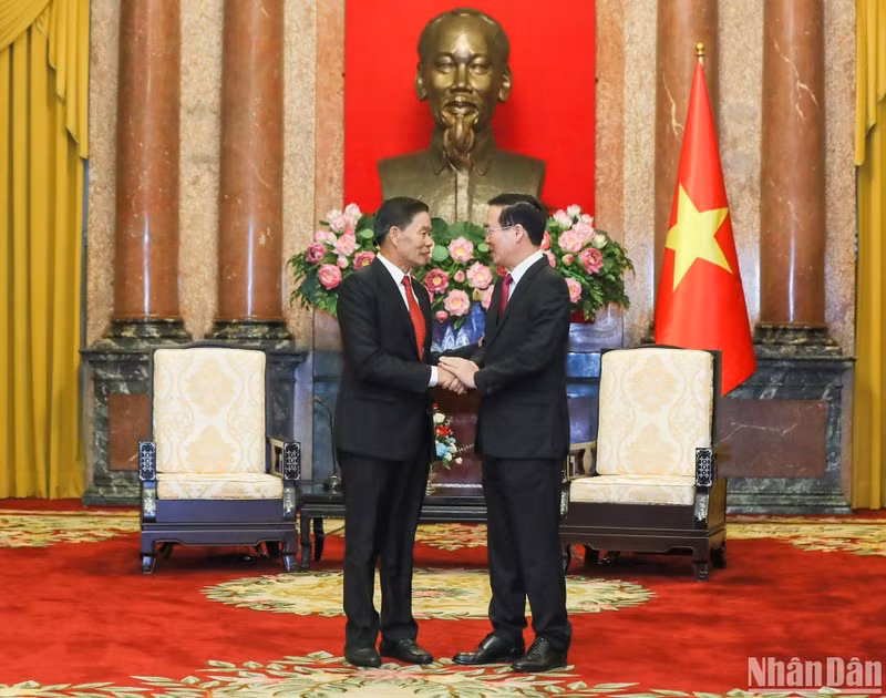 El presidente vietnamita, Vo Van Thuong (derecha), y el presidente del Comité Central del Frente para la Construcción Nacional de Laos, Sinlavong Khoutphaythoune. El presidente vietnamita, Vo Van Thuong (derecha), y el presidente del Comité Central del Frente para la Construcción Nacional de Laos, Sinlavong Khoutphaythoune.