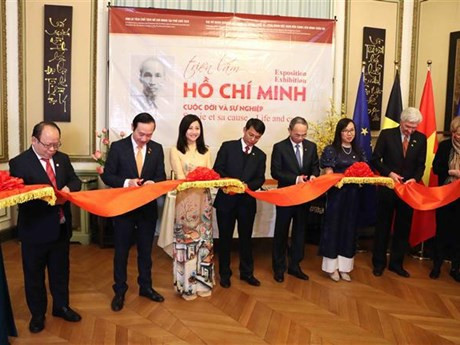 Representantes cortan la cinta inaugural de la exposición de fotos (Fuente:VNA)