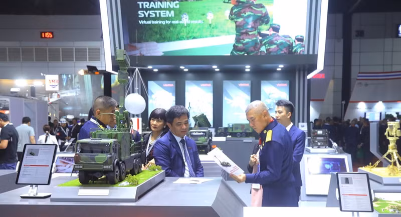 El Teniente general Kid Luan Sub, subcomandante, Comando de Operaciones de la Fuerza Aérea, intercambia con trabajadores de Viettel. El Teniente general Kid Luan Sub, subcomandante, Comando de Operaciones de la Fuerza Aérea, intercambia con trabajadores de Viettel.