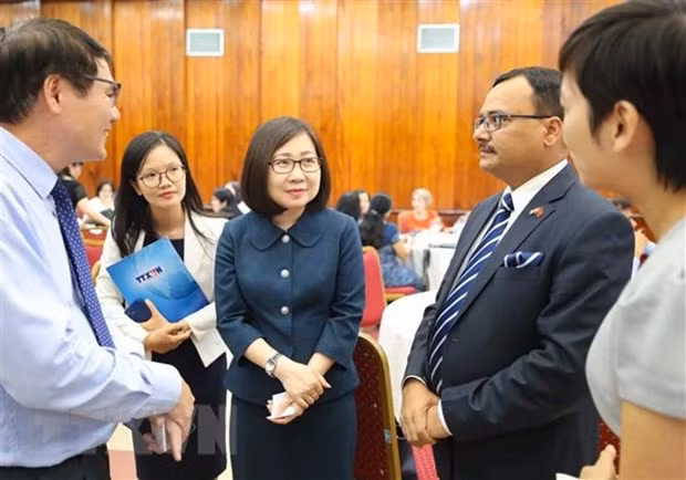 Doan Thi Tuyet Nhung, subdirectora general de la Agencia Vietnamita de Noticias y los delegados (Fuente: VNA)