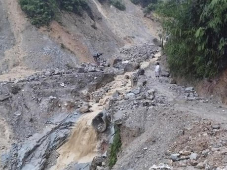 Un vía dañada por deslizamiento de tierra. (Fuente: VNA)
