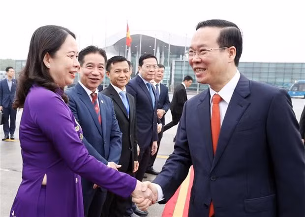 Una ceremonia de despedida del presidente vietnamita, Vo Van Thuong, en el Aeropuerto internacional de Noi Bai para partir rumbo a Laos (Foto: VNA)