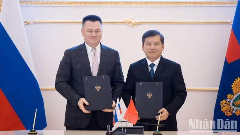 El presidente de la Fiscalía Popular Suprema de Vietnam, Le Minh Tri, y el fiscal general de la Federación Rusa, Igor Krasnov.