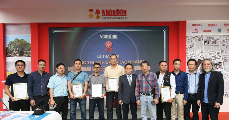 Entrega de premios del concurso fotográfico sobre Festival Nacional de Prensa de Vietnam 2023 
