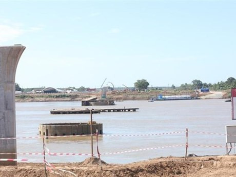 El proyecto del puente de amistad no. 5 que conecta las provincias de Bolykhamxay (Laos) y de Bueng Kan (Tailandia) (Foto: VNA)