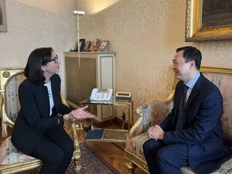 El embajador vietnamita Duong Hai Hung con la prefecta de Génova, Cinzia Teresa Torraco (Fuente:VNA)