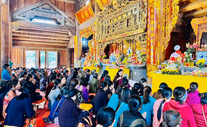 Muchas personas participan en la fiesta de la pagoda de Quynh Lam.