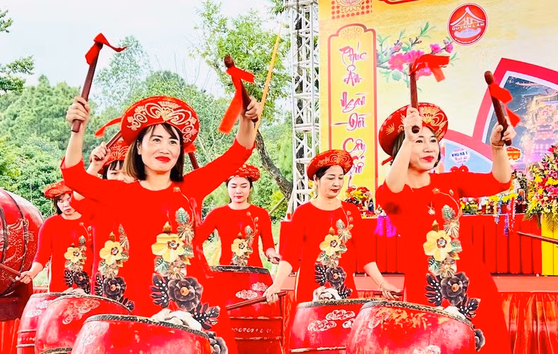 Espectáculo de baile de tambor en la ceremonia inaugural.