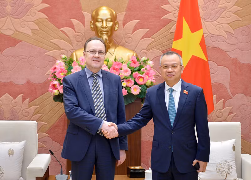 El subjefe de la Comisión de Relaciones Exteriores de la Asamblea Nacional de Vietnam, Nguyen Manh Tien, recibe al embajador de Rusia en Hanói, Gennady Stepanovich Bezdetko.