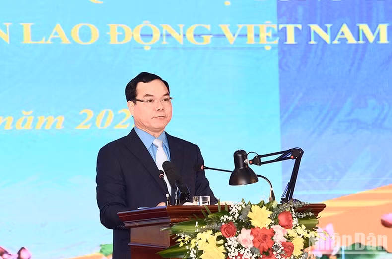 El presidente de la CGTV, Nguyen Dinh Khang informa sobre los resultados de la cooperación laboral entre el Gobierno y la CGTV. El presidente de la CGTV, Nguyen Dinh Khang informa sobre los resultados de la cooperación laboral entre el Gobierno y la CGTV.