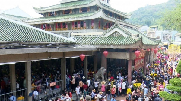 Templo Ba Chua Xu en la montaña Sam, un destino turístico espiritual en Asia-Pacífico