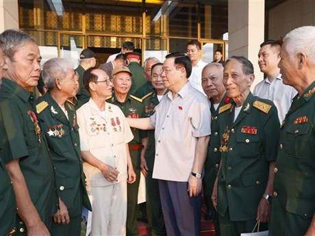 El presidente de la Asamblea Nacional de Vietnam, Vuong Dinh Hue, intercambia con los delegados. (Foto: VNA)