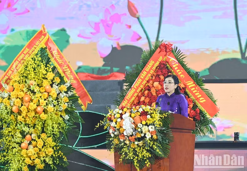 La secretaria del Comité Provincial del Partido de Comunista de Vietnam, Nguyen Thanh Hai, pronuncia un discurso en la celebración.