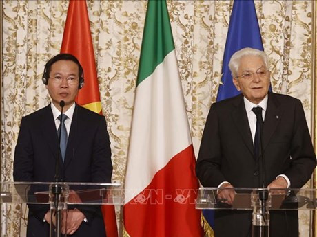 El presidente de Vietnam, Vo Van Thuong, (izquierda) y su homólogo italiano, Sergio Mattarella, copresiden rueda de prensa tras conversaciones. (Foto: VNA)