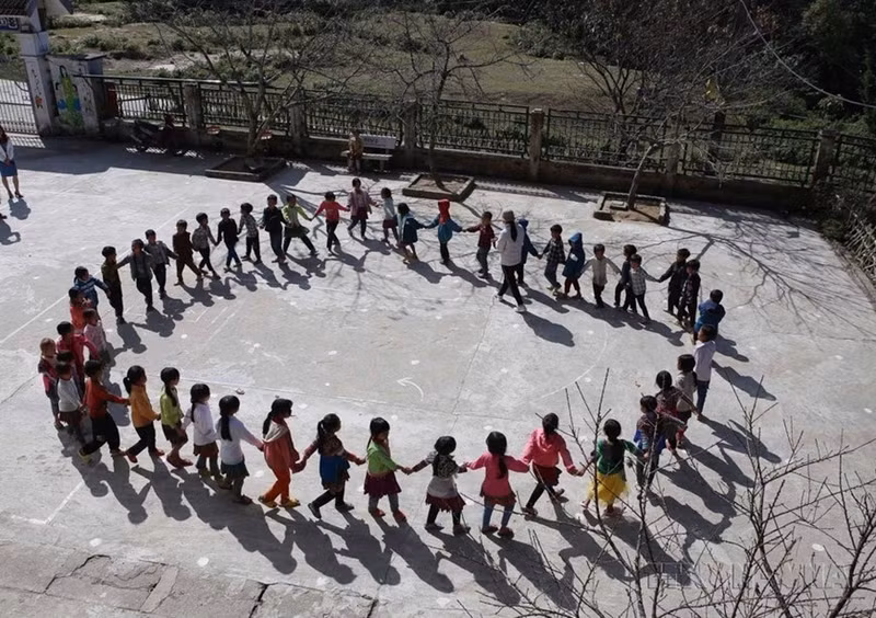 Maestros organizan juegos folklóricos para los alumnos en la provincia montañosa de Lai Chau. (Foto: VNA)