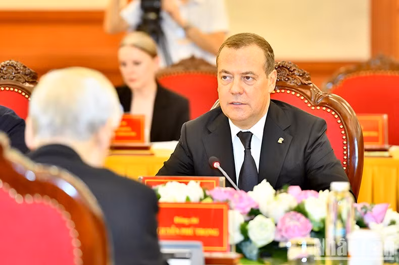 Interviene el presidente del Partido Rusia Unida y líder del Consejo de Seguridad de la Federación Rusa, Dmitri Medvédev.