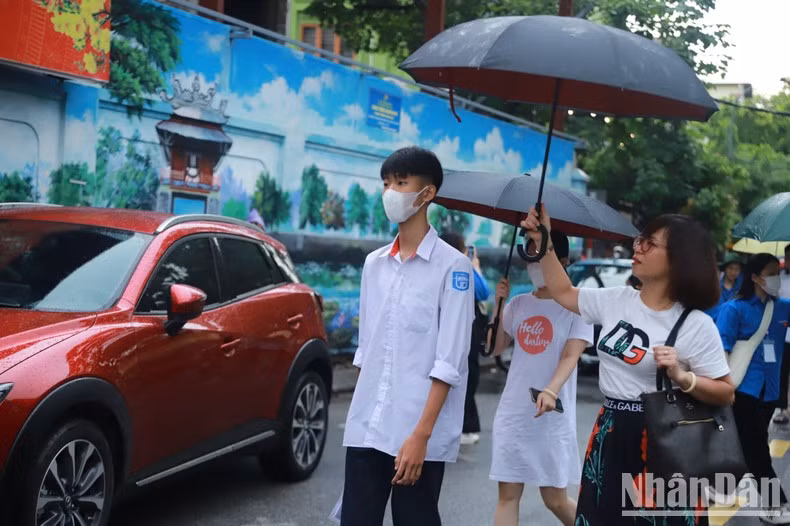 En la mañana del 28 de junio, en Hanói, los concursantes se someten al primer examen de graduación de bachillerato.