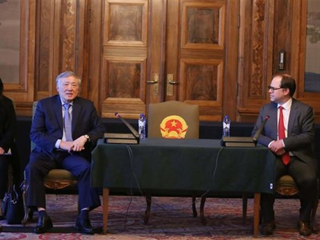 La sesión de trabajo entre Nguyen Hoa Binh (izquierda) y Martin Doe, Secretario General de la Corte Permanente de Arbitraje (PCA) (Fuente: VNA)