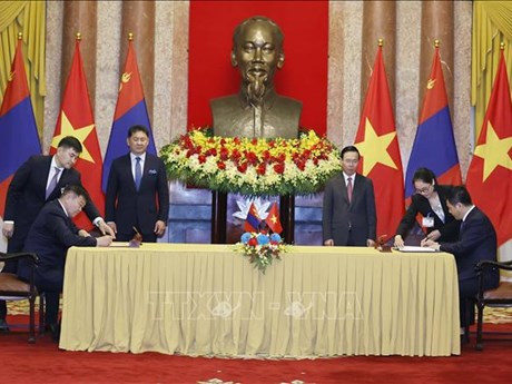El presidente Vo Van Thuong y su homólogo de Mongolia, Ukhnaagiin Khurelsukh, presenciaron la firma del Memorando de Entendimiento entre el Ministerio de Industria y Comercio de Vietnam y el Ministerio de Alimentación, Agricultura e Industria Ligera de Mongolia. (Fuente: VNA)