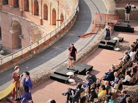 Seda vietnamita impresiona a amigos italianos (Foto: VNA)