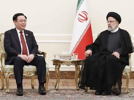 El presidente de la Asamblea Nacional de Vietnam, Vuong Dinh Hue (izquierda) fue recibido por el presidente iraní, Ebrahim Raisi. (Foto: VNA)
