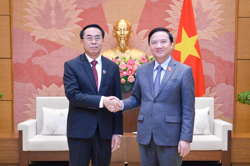 El vicepresidente de la Asamblea Nacional de Vietnam, Nguyen Khac Dinh (D), y el jefe de la Comisión Judicial del Parlamente laosiano, Khampheng Vilaphanh. 