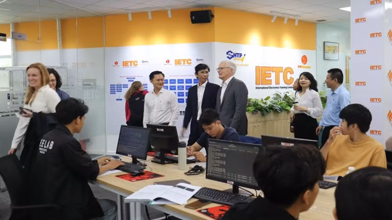 Vietnam y Estados Unidos fortalecen cooperación en industria de semiconductores.