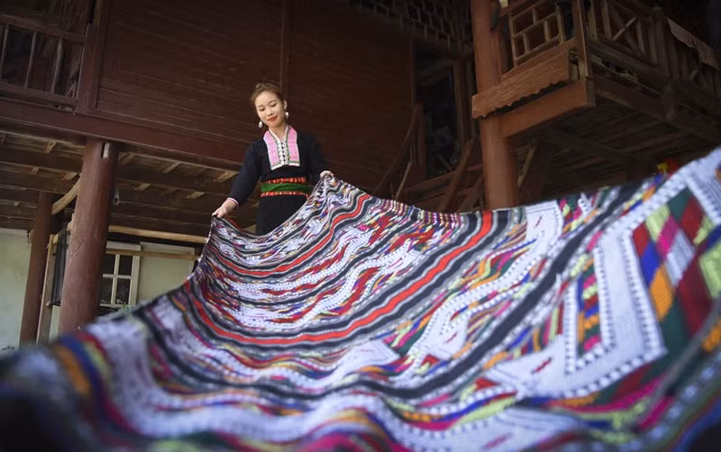 Para obtener la tela de brocado perfecta, los artesanos deben realizar muchos pasos manuales con herramientas rudimentarias. (Foto: VNA)
