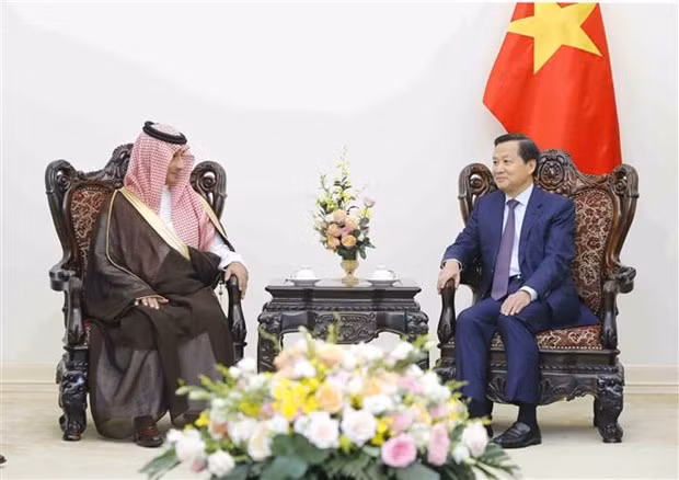 El viceprimer ministro vietnamita Le Minh Khai recibe en Hanói a Ahmed bin Aqeel-Khateeb, ministro de Turismo de Arabia Saudita (Fuente: VNA)
