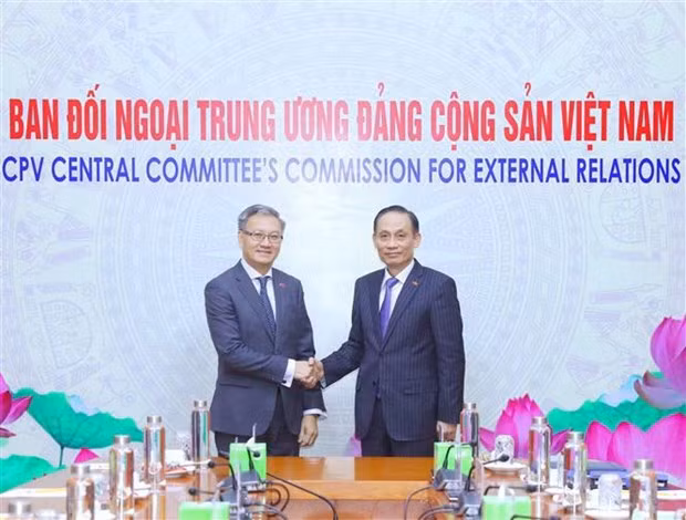 El miembro del Comité Central del Partido Comunista de Vietnam y jefe de su Comisión de Relaciones Exteriores, Le Hoai Trung, y su homólogo laosiano, Thoongsavanh Phomvihane (Fuente: VNA)