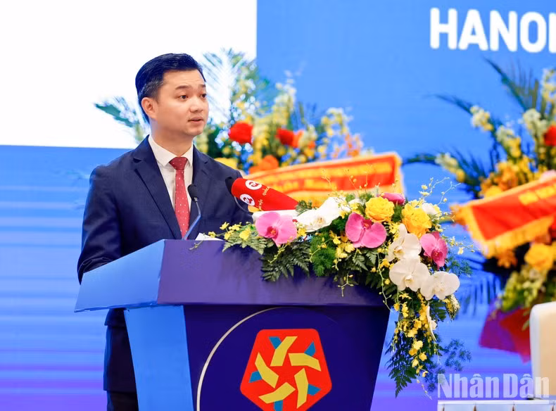 El secretario de la Unión de Jóvenes Comunistas de Ho Chi Minh, Nguyen Minh Triet, presenta el informe del Seminario sobre el fortalecimiento de la capacidad digital de los jóvenes.