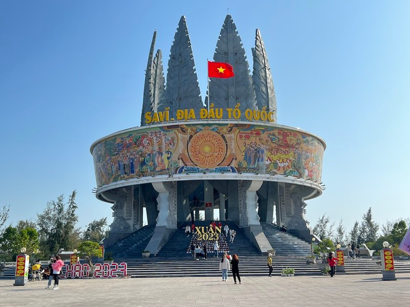 El destino turístico cultural de Sa Vy recibió una gran cantidad de turistas durante las vacaciones del Tet.