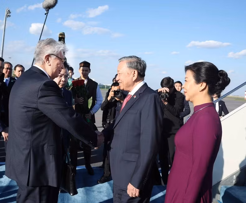 El Presidente de Kazajstán, Kassym-Jomart Tokayev, recibe al secretario general del Partido Comunista de Vietnam, To Lam en el Aeropuerto Internacional Nursultan Nazarbayev (Foto: VNA)