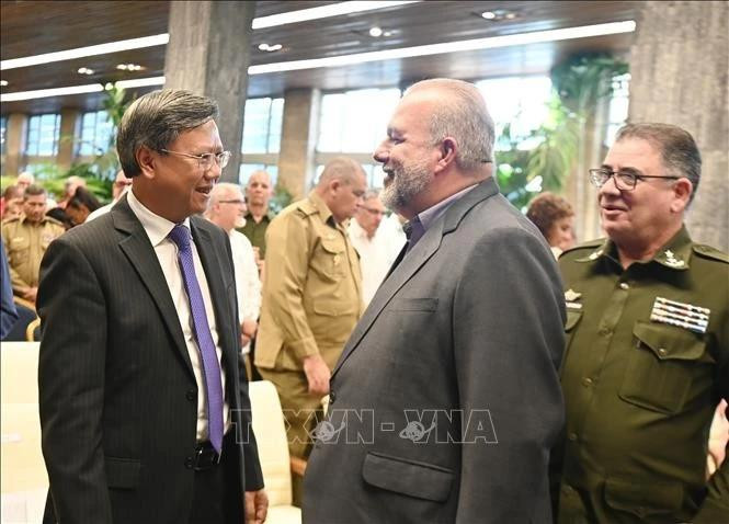 Manuel Marrero Cruz, primer ministro, y el embajador Le Quang Long. (Fuente: VNA)