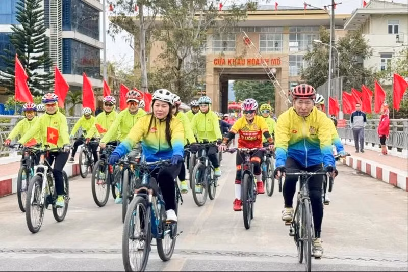 Los atletas participaron con entusiasmo en la carrera ciclista de la amistad. (Foto: VNA)
