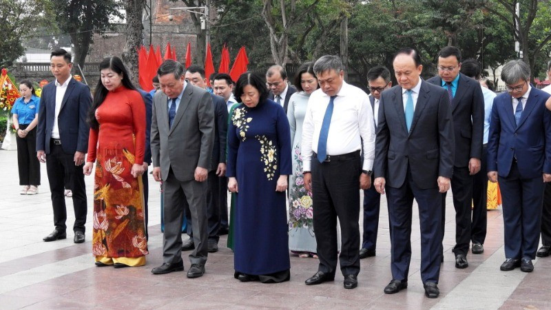 Dirigentes de Hanói conmemoran 155o aniversario de natalicio de V. I. Lenin.