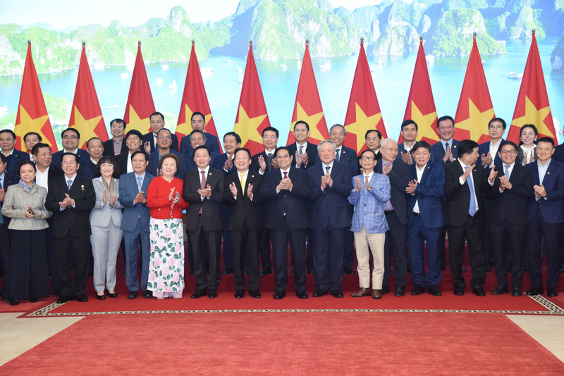Premier vietnamita pide una mayor contribución de las empresas al desarrollo nacional.