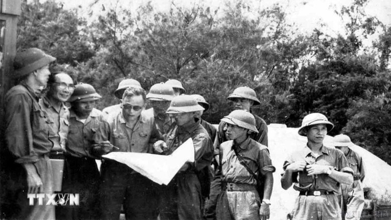 El general Chu Huy Man, comandante de la Región Militar 5 (cuarta a la izquierda, con gafas), dirige los ataques a la ciudad de Da Nang. (Foto: VNA)