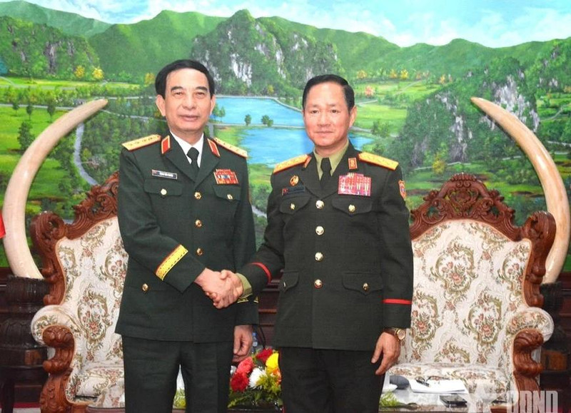 El ministro de Defensa de Vietnam, general Phan Van Giang, y su homólogo laosiano, teniente general Khamliang Outhakaysone. (Fuente: VNA)