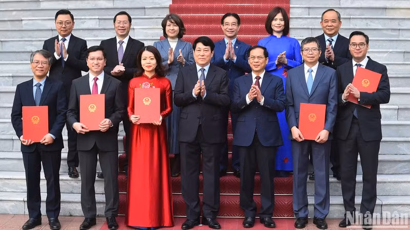 El presidente de Vietnam, Luong Cuong, y varios funcionarios y empleados del Ministerio de Relaciones Exteriores.