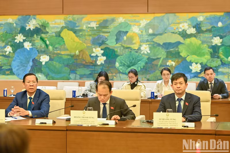 Delegados vietnamitas acuden a la reunión.