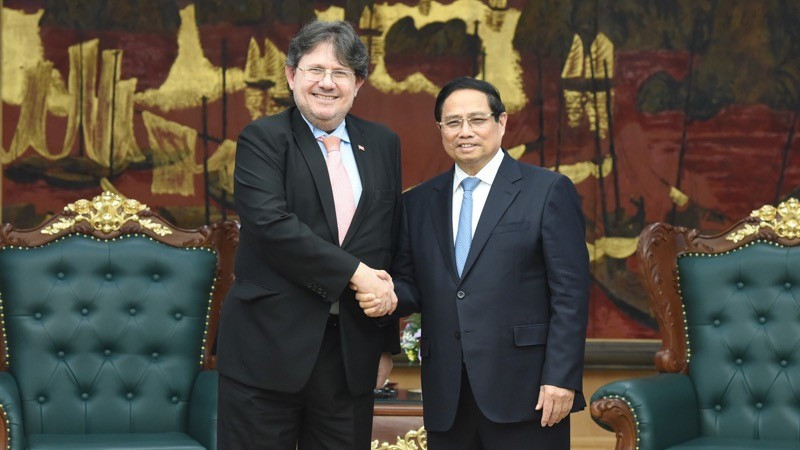 El primer ministro de Vietnam, Pham Minh Chinh (derecha), recibe al flamante embajador de Austria en Hanói, Philipp Agathonos. (Foto: VNA)